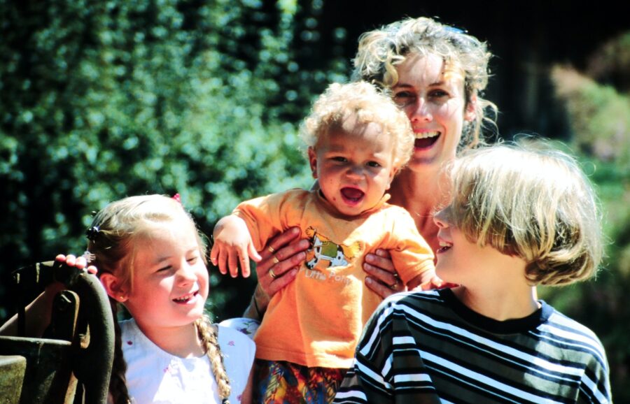 rebuilding-life-after-divorce Woman, who’s struggling with rebuilding her life after divorce, outside with her 3 children.
